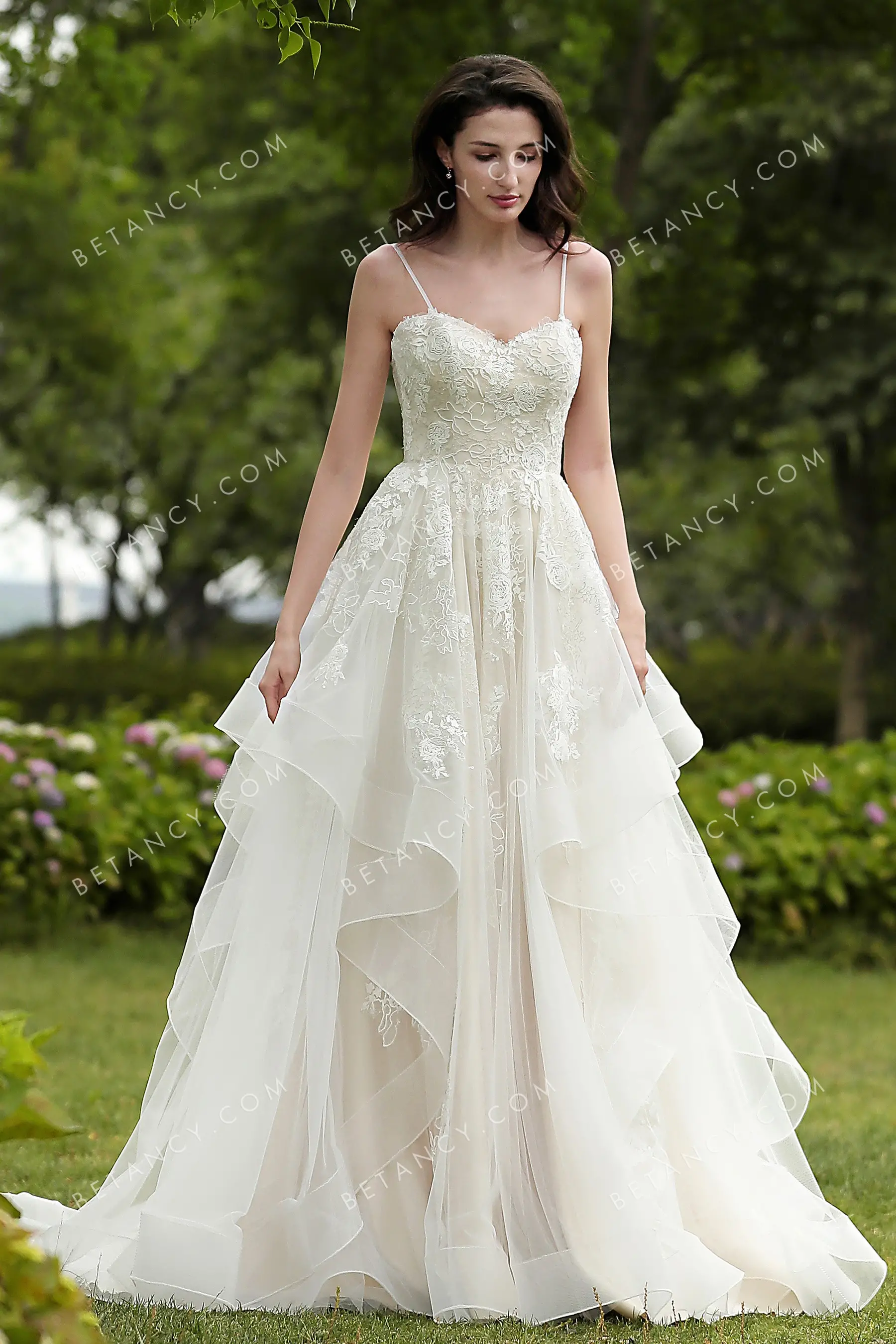 Abito da sposa in tulle e pizzo a balze con spalline sottili - BETANCY